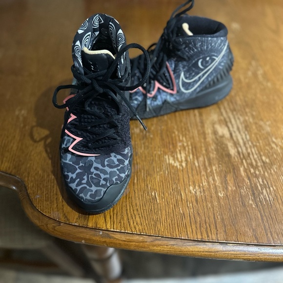 Nike hybrid S2 (GS). Worn for an hour maybe. Excellent condition No wear or tear - Picture 4 of 7